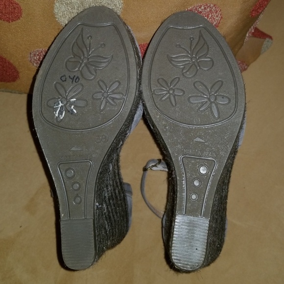 Shoes - Picture 4 of 6